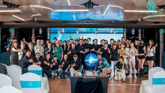 超科幻旗舰电摩P1登场！弗兰克电动国内首秀爆火，摩企巨头开启&ldquo;悦骑2030&rdquo;新叙事！