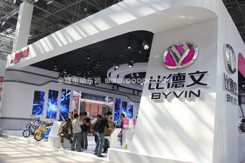 小编拍车展：2013台州电动车展会比德文电动车展台
