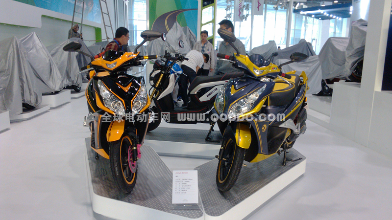 小编拍车展：2013台州电动车展会爱玛电动车展台